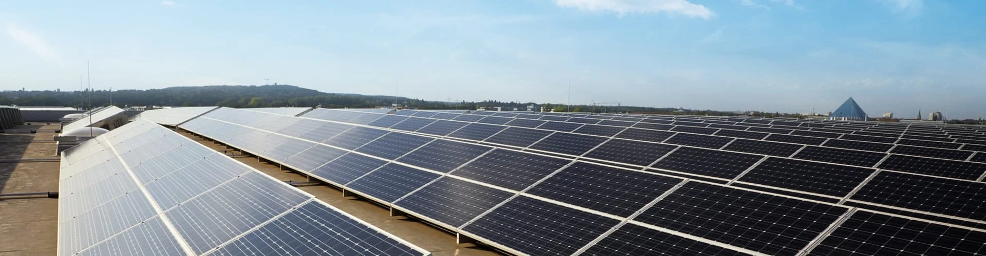 Système solaire commercial raccordé au réseau 50kW 100 kVA triphasé 230V 400V avec support de montage pour toit plat