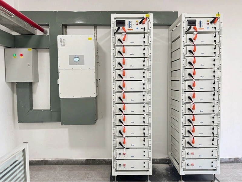 Système commercial d'énergie solaire hybride Deye 50kW avec batterie lithium haute tension